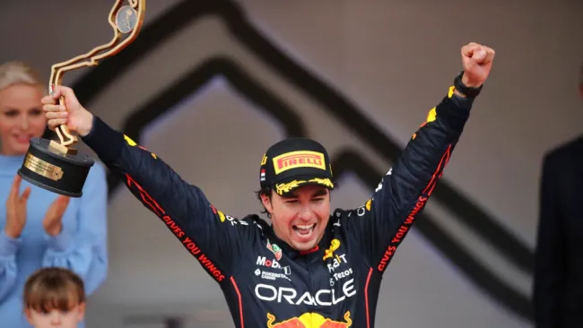 Checo Pérez celebrando su triunfo en el GP de Mónaco