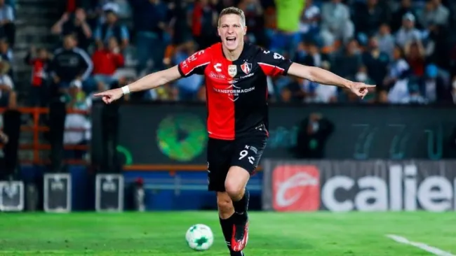 Julio Furch festejando un gol