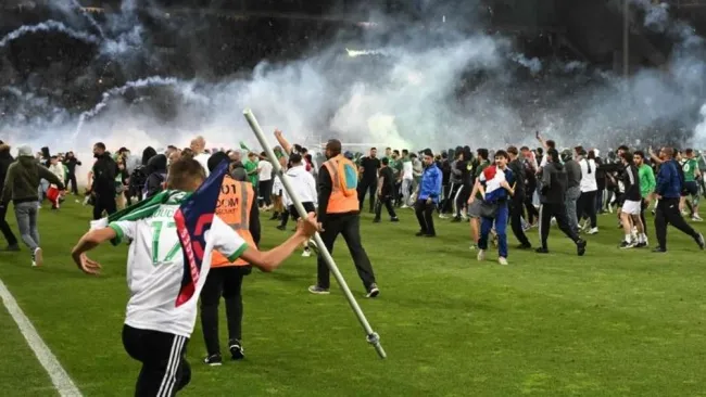 Video: Invasión de cancha tras el descenso del Saint-Étienne