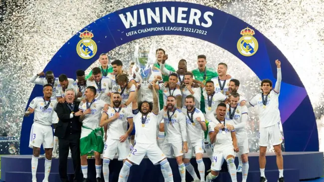 Real Madrid levantando el título de la UEFA Champions League