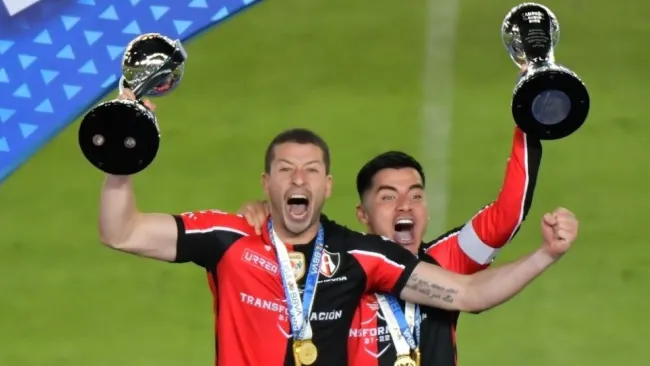 Aldo Rocha y Hugo Nervo levantando los trofeos del Atlas