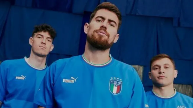 Jugadores de la Selección de Italia presentando el jersey