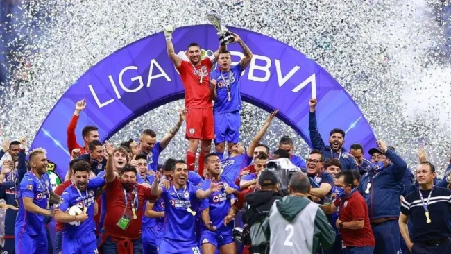 Jugadores de Cruz Azul levantando el trofeo de la Liga MX