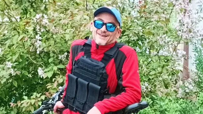 Ciclista ucraniano huyó de bombardeos en un viaje de siete horas en bicicleta