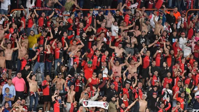 Afición rojinegra celebrando campeonato