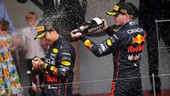 Pérez y Verstappen celebrando el podio en Mónaco