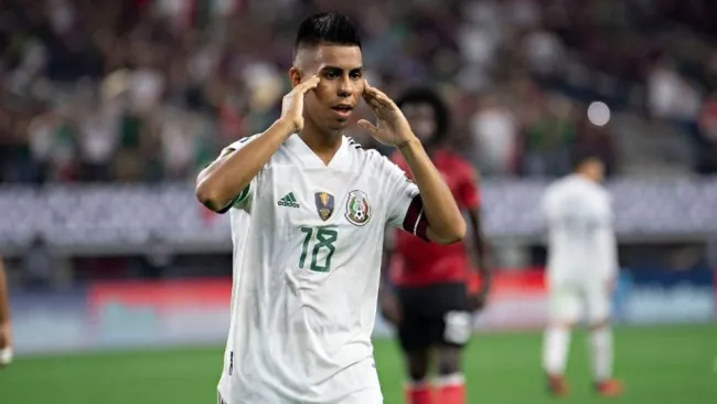 Efraín Álvarez durante un partido de México