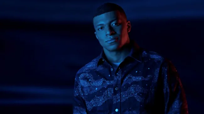 Kylian Mbappé siendo la imagen de Dior Sauvage