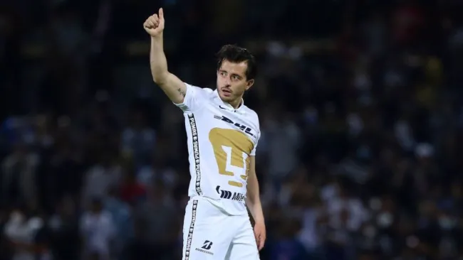 Alan Mozo durante un partido de Pumas