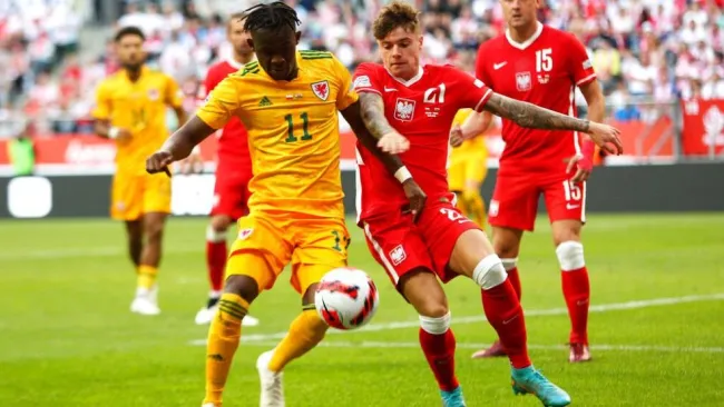Rabbi Matondo y Nicola Zalewski buscando el balón