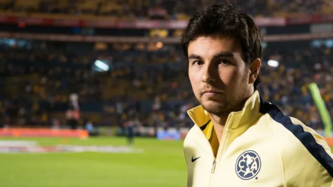 Checo Pérez posa con los colores del América