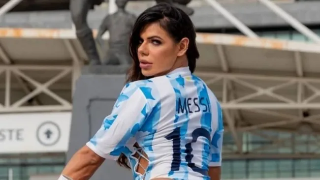 Suzy Cortez posa con playera de Messi