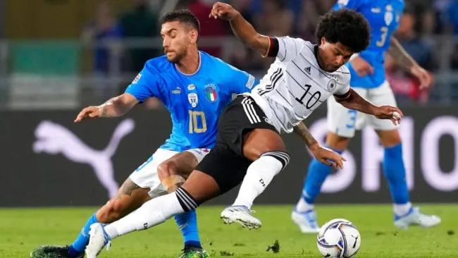 Lorenzo Pellegrini y Serge Gnabry buscando el balón