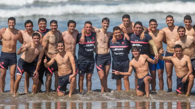 Pumas realizando pretemporada en las playas de Acapulco