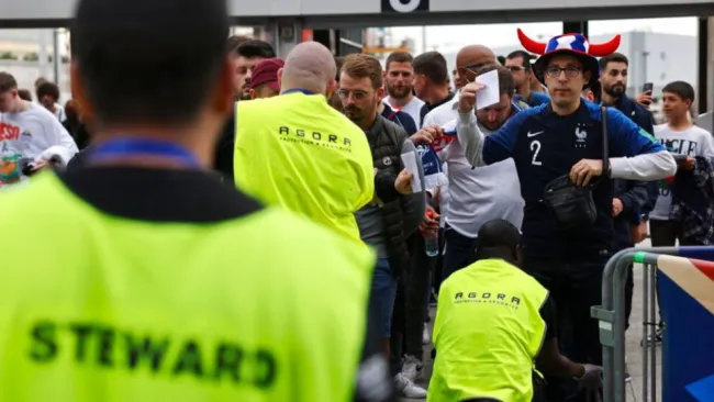 Fanáticos ingresando al Stade De France