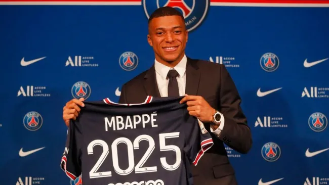 Mbappé renovando con el PSG hasta el 2025