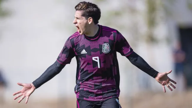 Santiago Muñoz tras anotar gol a favor de México