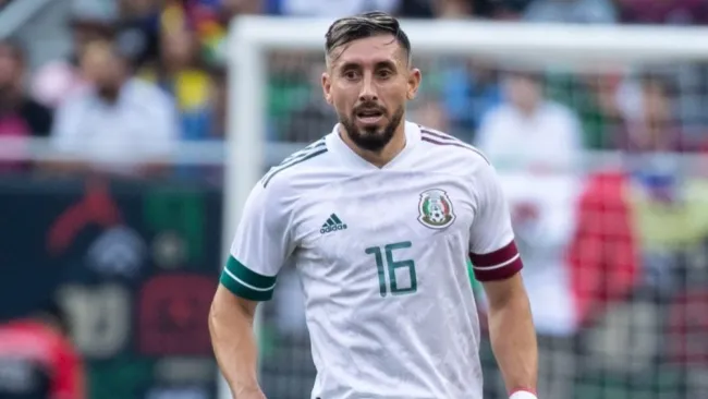 Héctor Herrera en el partido entre México y Ecuador