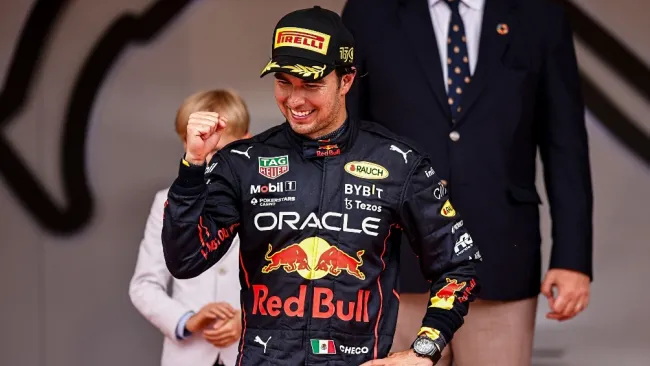 Checo Pérez celebrando su triunfo en el GP de Mónaco