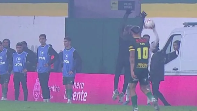 Sebastián Beccacece impidiendo el saque de banda