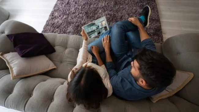 Padre e hija en su sala de estar