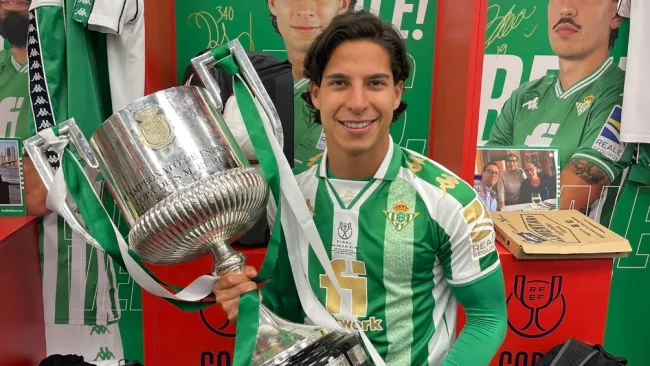Diego Lainez con la Copa del Rey 