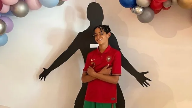 Hijo de Cristiano Ronaldo junto a figura de cartón