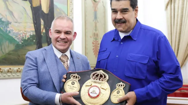 Nicolás Maduro recibió el cinturón de la AMB