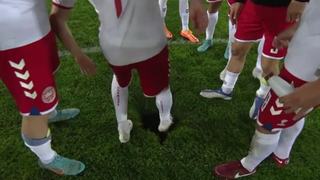 Jugadores de Dinamarca tras percatarse del hoyo