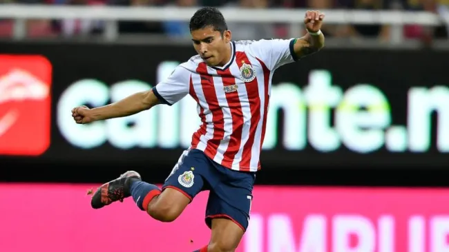 Orbelín Pineda durante un partido de Chivas