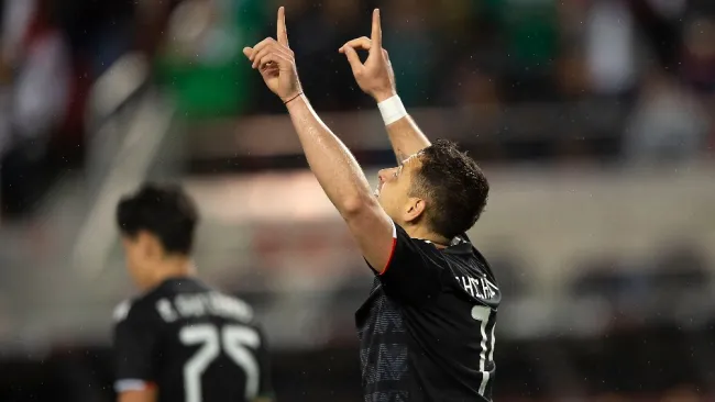 Chicharito celebrando su gol 