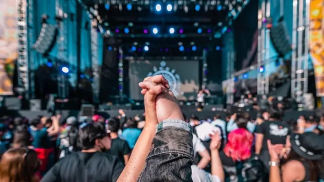 Una pareja disfruta de un concierto en el Corona Capital del 2021