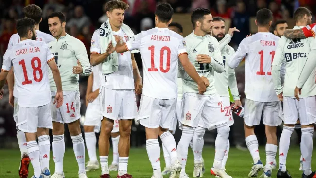 Jugadores de España celebran ante Suiza