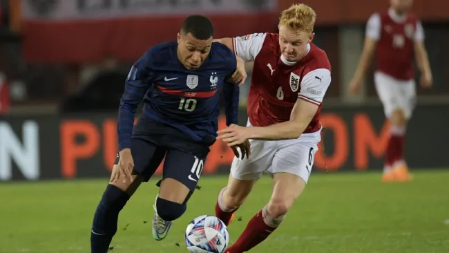 Mbappe y Nicolas Seiwald buscando el balón 