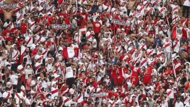 Afición de Perú apoyando a su selección 