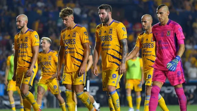 Jugadores de Tigres en terreno de juego