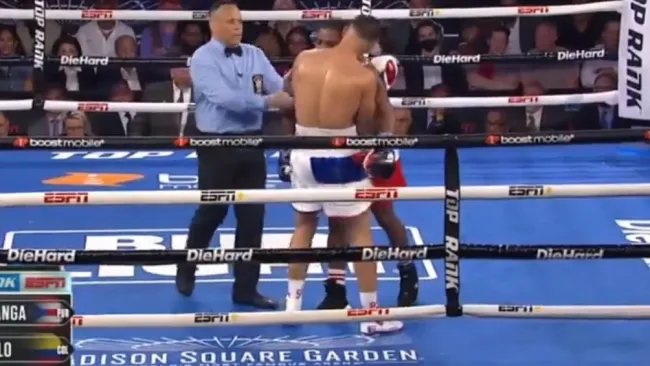 Berlanga intenta morder a Angulo sobre el ring