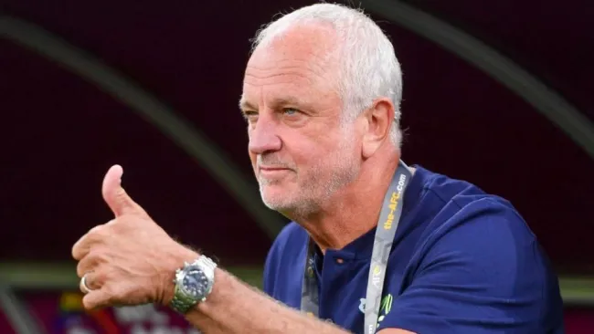 Graham Arnold previo a un partido de Australia