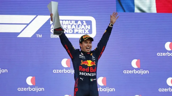 Checo Pérez festeja la victoria en el GP de Azerbaiyán en 2021