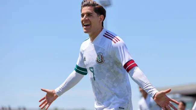 Santiago Muñoz celebra diana con el Tri ante Colombia