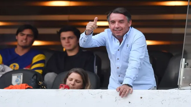 Emilo Azcárraga disfruta de un partido en el Estadio Azteca