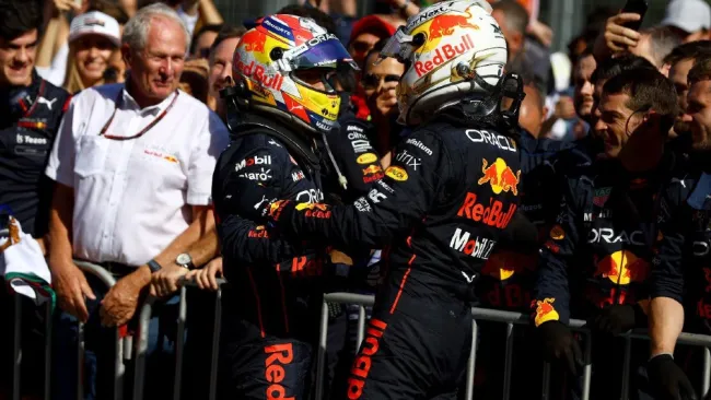 Checo Pérez junto a Max Verstappen con Red Bull