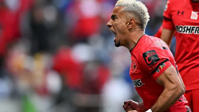 Camilo Sanvezzo festeja durante partido