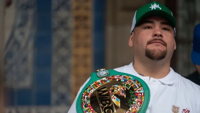 Andy Ruiz previo a la clase masiva en el Zócalo Capitalino