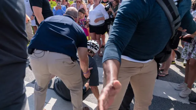 VIdeo: Joe Biden cayó al tratar de bajarse de una bicicleta