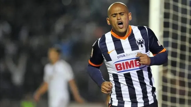 Humberto Suazo en festejo de gol con Rayados