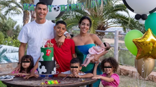 Cristiano Ronaldo y su familia celebrando el cumpleaños de de CR7 Jr