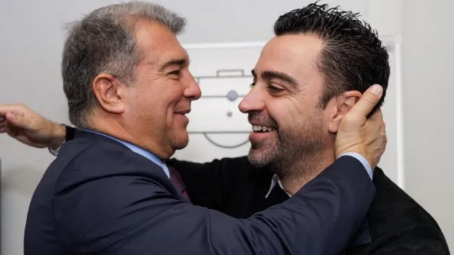 Joan Laporta abrazando a Xavi
