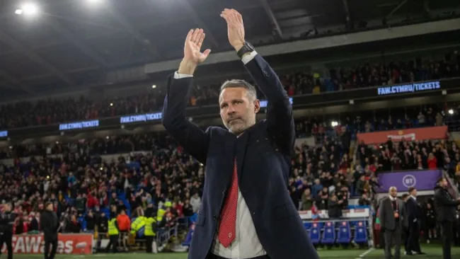 Ryan Giggs durante un partido de Gales