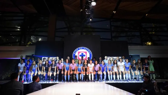 Cruz Azul presentando sus nuevos uniformes